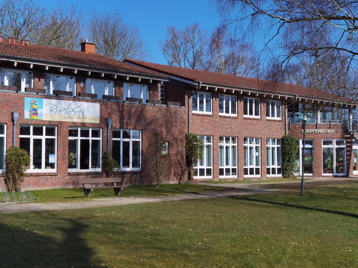 Schaake Hooksiel - Charmante Reetdachwohnung & Kostenfreier Parkplatz Luaran gambar